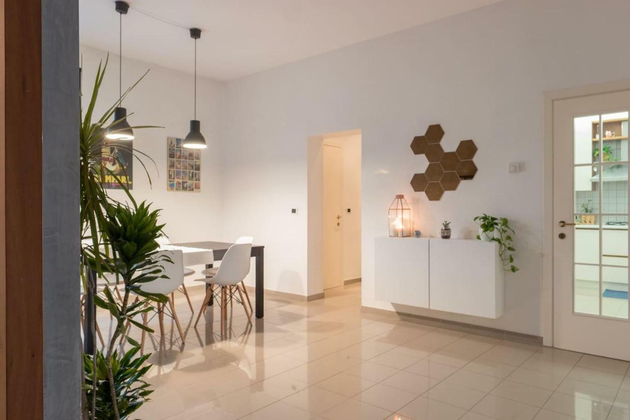 M Design Apartment Venesia Bagian luar foto