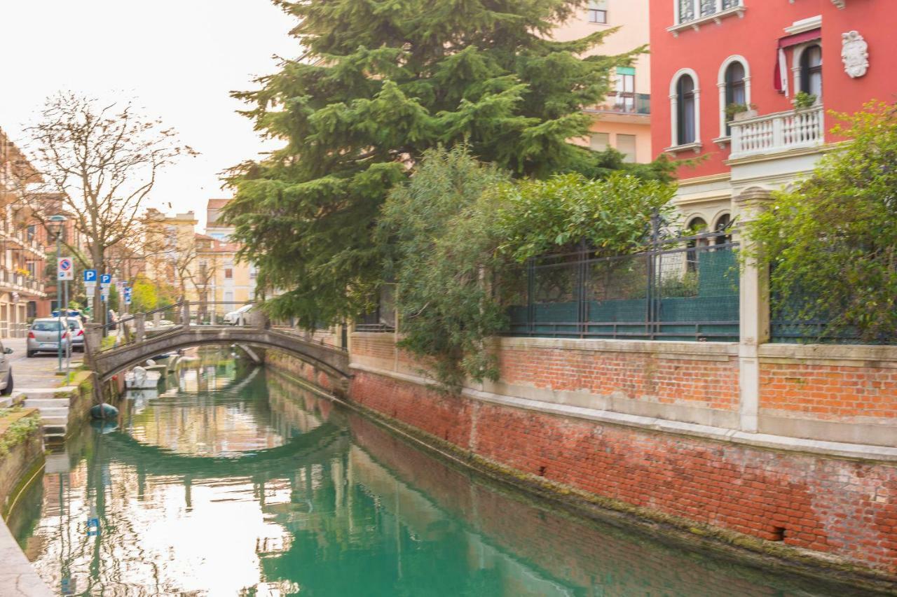 M Design Apartment Venesia Bagian luar foto